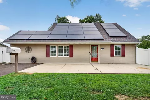 10 Indian Red Rd, Levittown, PA 19057