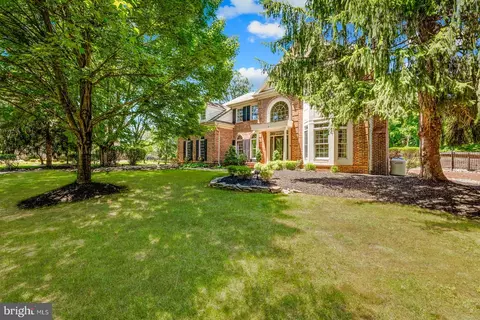 8 Golfview Dr, Warminster, PA 18974