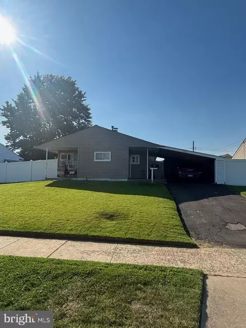 172 Crabtree Dr, Levittown, PA 19055