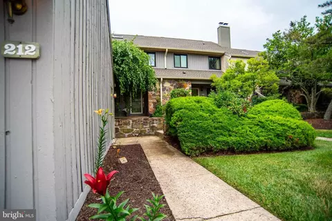 212 Clover Hill Ct, Yardley, PA 19067