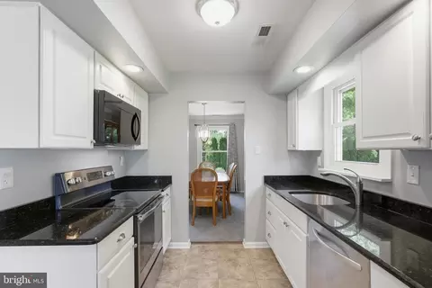 Entry Way - 1382 Beechdrop Ct, Yardley, PA 19067 photo 1 of 3