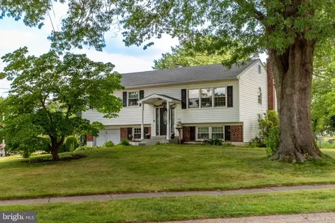 494 Overlook Dr, Warminster, PA 18974