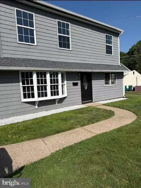 8 Parkside Cir, Levittown, PA 19056