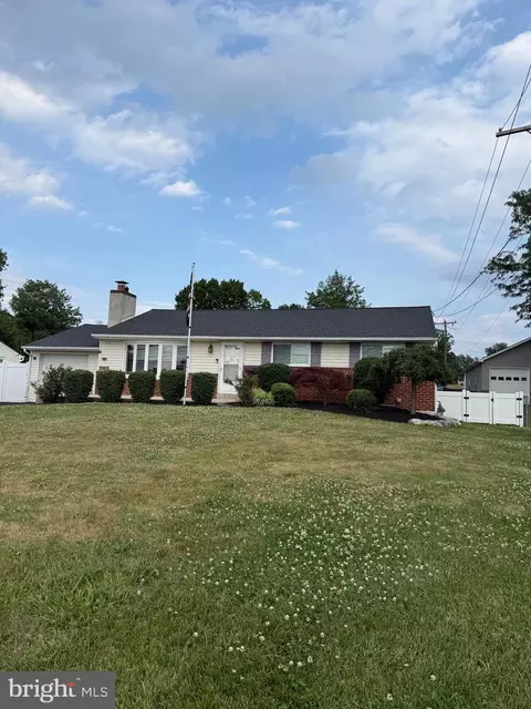 261 Valley Rd, Warminster, PA 18974