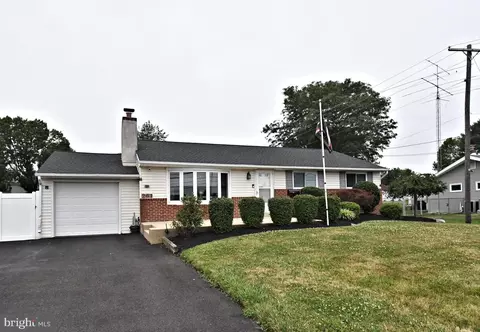 Exterior - 261 Valley Rd, Warminster, PA 18974 photo 2 of 8