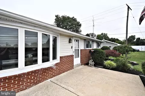 Exterior - 261 Valley Rd, Warminster, PA 18974 photo 3 of 8