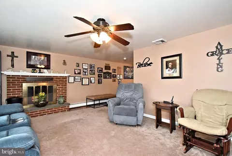 Living - 261 Valley Rd, Warminster, PA 18974 photo 1 of 4