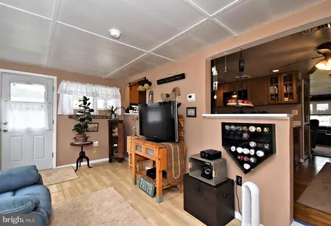 Entry Way - 261 Valley Rd, Warminster, PA 18974 photo 2 of 3