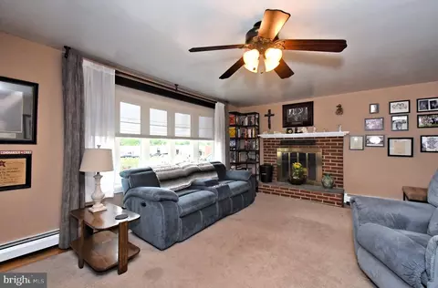 Living - 261 Valley Rd, Warminster, PA 18974 photo 2 of 4