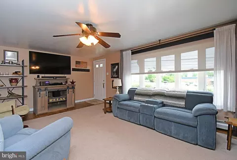 Living - 261 Valley Rd, Warminster, PA 18974 photo 4 of 4