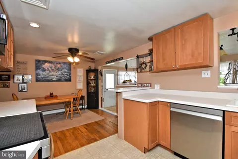 Kitchen - 261 Valley Rd, Warminster, PA 18974 photo 4 of 6