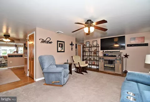 Living - 261 Valley Rd, Warminster, PA 18974 photo 3 of 4