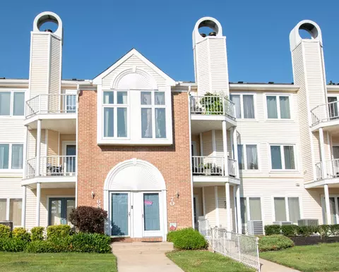 68 Catherine Ct, Levittown, PA 19057