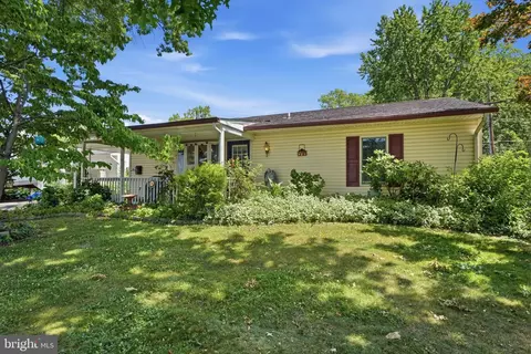 70 Tall Pine Ln, Levittown, PA 19054