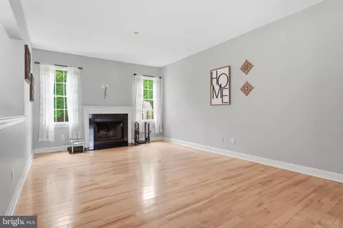 Living - 2027 Oak Ave, Jamison, PA 18929 photo 3 of 7