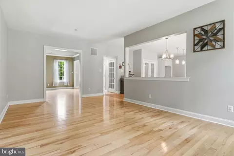 Living - 2027 Oak Ave, Jamison, PA 18929 photo 5 of 7