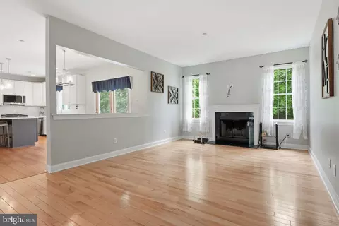 Living - 2027 Oak Ave, Jamison, PA 18929 photo 4 of 7