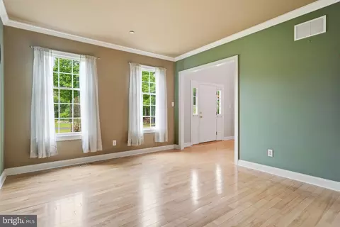 Living - 2027 Oak Ave, Jamison, PA 18929 photo 2 of 7