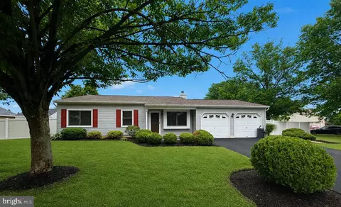 29 Hedgerow Dr, Fairless Hills, PA 19030