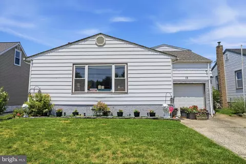 12 Mill Creek Rd, Levittown, PA 19057