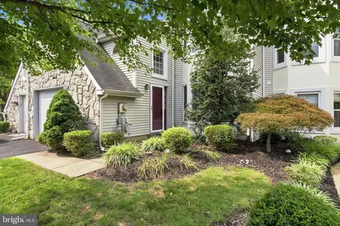 56 Kanon Ct, Newtown, PA 18940