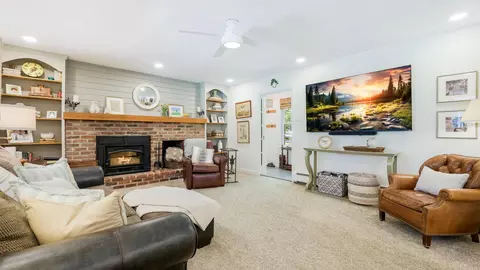 Living - 17 Stringer Dr, Doylestown, PA 18901 photo 2 of 4