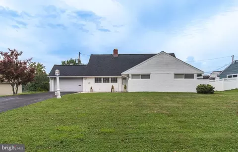 455 Snowball Dr, Levittown, PA 19056