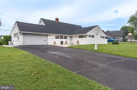 455 Snowball Dr, Levittown, PA 19056