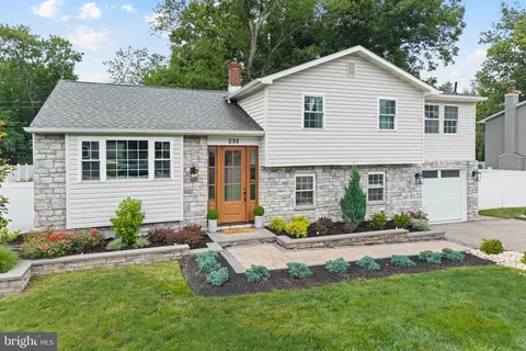 235 Valley Dr, Morrisville, PA 19067