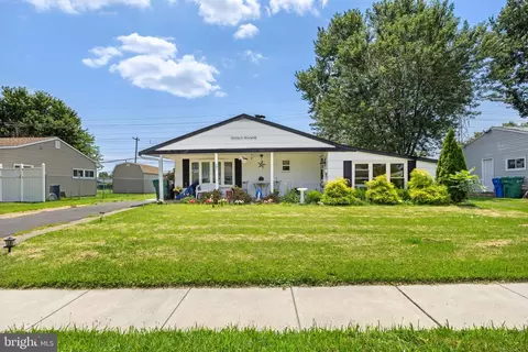 32 Gun Rd, Levittown, PA 19057