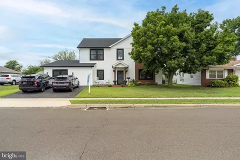 57 Evergreen Ln, Levittown, PA 19054