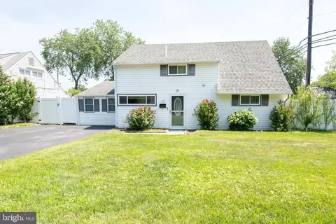 31 Roundwood Ln, Levittown, PA 19055