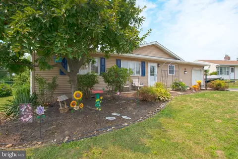 56 Gridiron Rd, Levittown, PA 19057