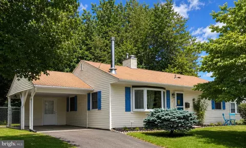 221 Devon Rd, Fairless Hills, PA 19030