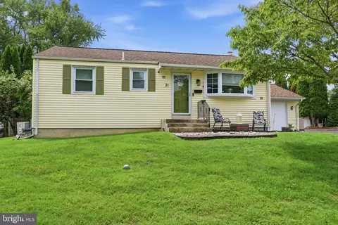 31 Mapleview Dr, Feasterville Trevose, PA 19053
