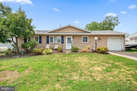 56 Gridiron Rd, Levittown, PA 19057