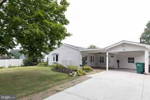 5 Sweetbriar Ln, Levittown, PA 19055
