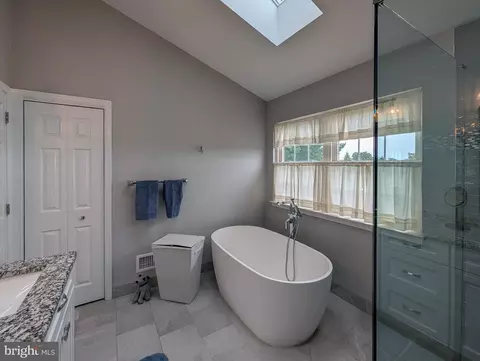 Bath - 5370 Windtree Dr, Doylestown, PA 18902 photo 2 of 3