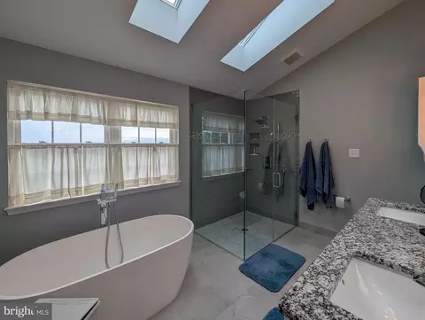 Bath - 5370 Windtree Dr, Doylestown, PA 18902 photo 1 of 3