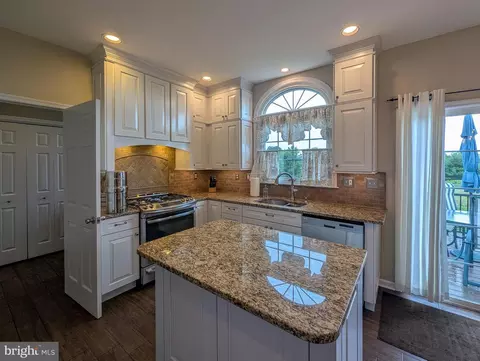 Kitchen - 5370 Windtree Dr, Doylestown, PA 18902 photo 4 of 6