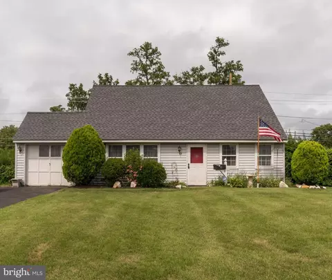 77 Cardinal Rd, Levittown, PA 19057