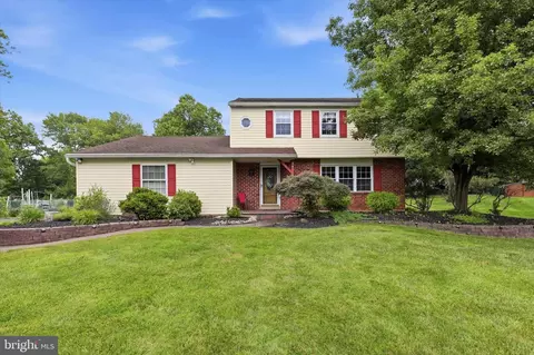 68 Iroquois Ave, Doylestown, PA 18901