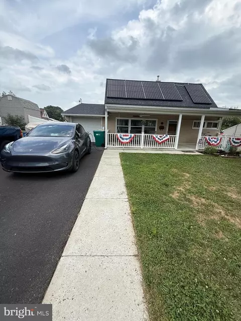 16 Canoebirch Rd, Levittown, PA 19057