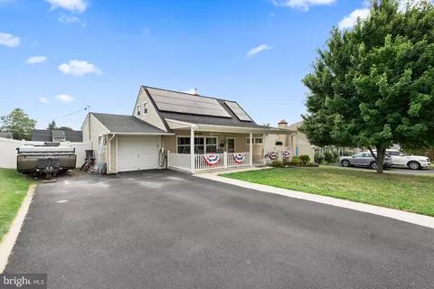 16 Canoebirch Rd, Levittown, PA 19057