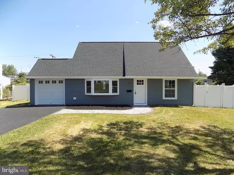 17 Tulip Tree Rd, Levittown, PA 19056