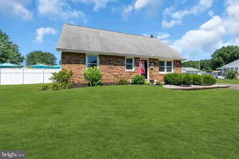 1011 New Chestnut St, Bristol, PA 19007