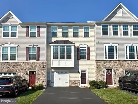 327 Pin Oak Ln, Perkasie, PA 18944