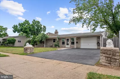220 Willow Dr, Levittown, PA 19054