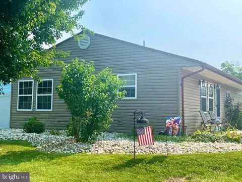 151 Willow Dr, Levittown, PA 19054