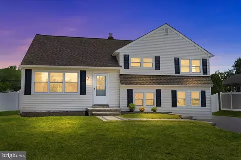 993 Riviera Rd, Warminster, PA 18974
